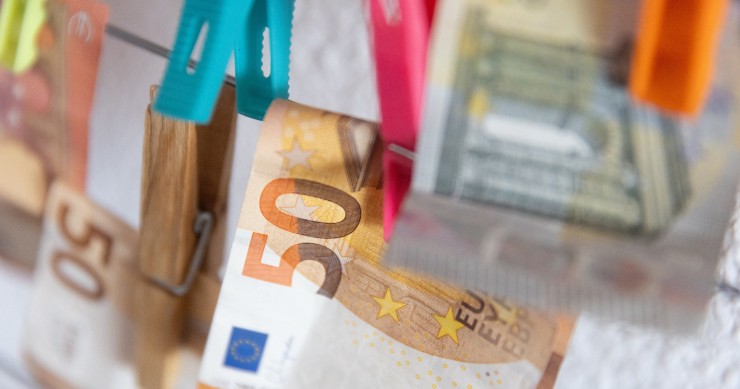 Archivo - Varios billetes sujetos con pinzas.