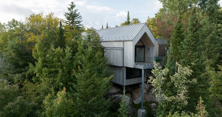 Diseñado por el estudio canadiense Robitaille Curtis, el Chalet Papillon se ubica en las montañas Laurentian, a unos 100 kilómetros al norte de Montreal.