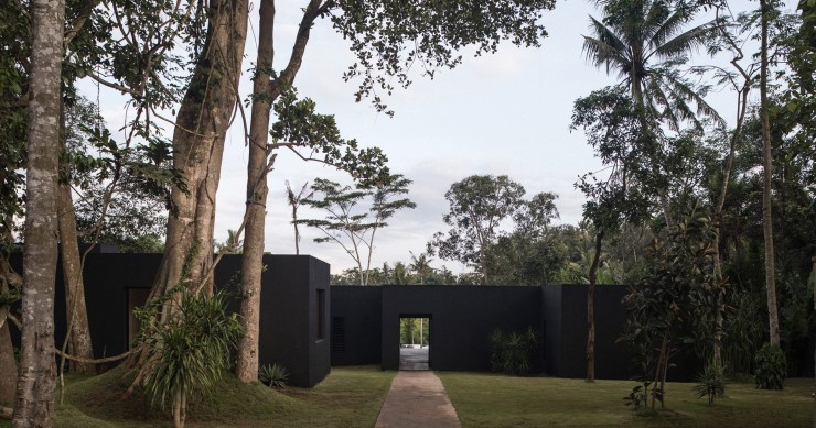 La Casa Jahten, diseñada por el estudio Senyum Design, está ubicada en el pintoresco pueblo costero de Kedungu en Bali, Indonesia. 