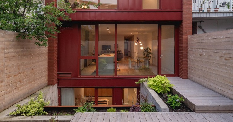 El estudio de arquitectura Naturehumaine llevó a cabo la renovación y ampliación de Le Petit Merlot, un dúplex en el distrito Plateau Mont-Royal de Montreal.