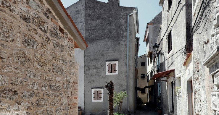 El objetivo del proyecto fue aprovechar la verticalidad de la casa para maximizar la entrada de luz natural