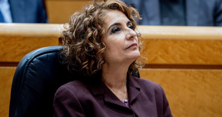 La vuelta del IVA a luz y alimentos, impuesto bancario y tipo del 15% para empresas, cambios fiscales de 2025 La vicepresidenta primera y ministra de Hacienda, María Jesús Montero.