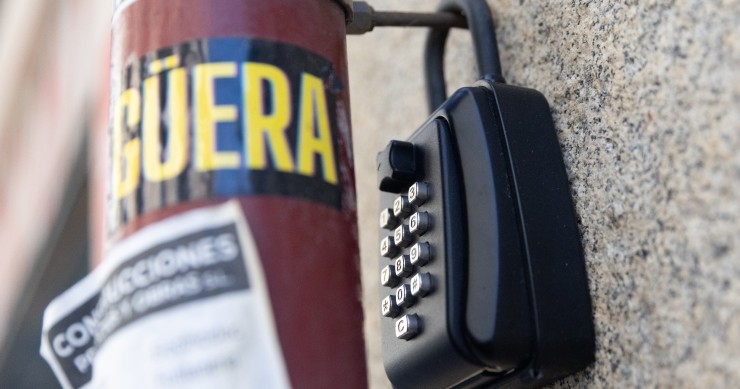 Arxiu - Caixa de seguretat per a les claus d´un pis de lloguer turístic.