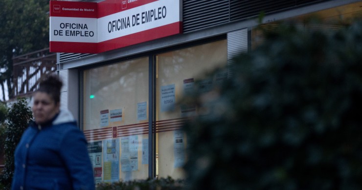 Archivo - Un cartel de una oficina de empleo en la Comunidad de Madrid