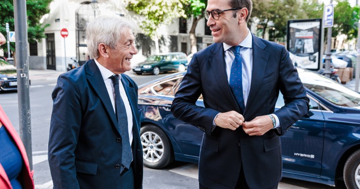 Archivo - El presidente del Consejo General de Economistas de España, Valentín Pich (i), y el ministro de Economía, Comercio y Empresa, Carlos Cuerpo (d).