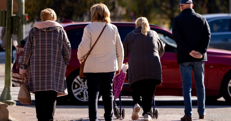 Varias personas caminan.