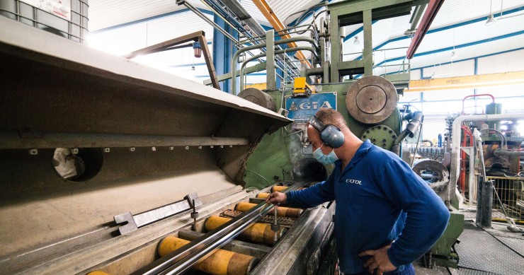 La productividad crece en España tras la pandemia, pero sigue por debajo de la UE, según Fundación BBVA Archivo - Un trabajador durante su jornada laboral en la empresa Extrusión Toledo.