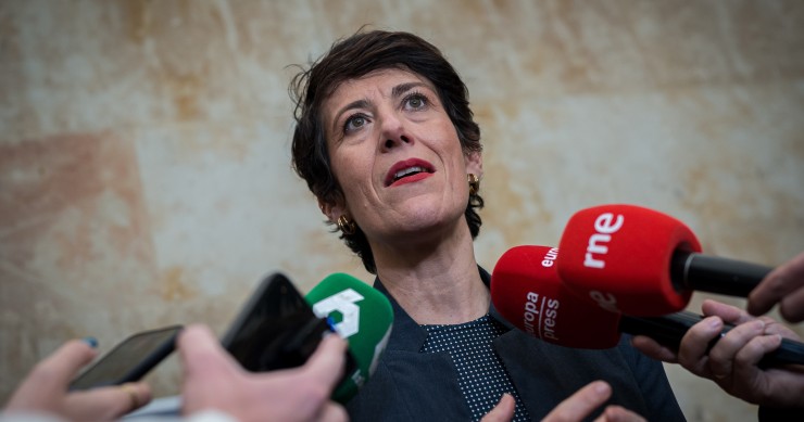 La ministra de Inclusión, Seguridad Social y Migraciones, Elma Saiz, ofrece declaraciones a los medios durante un encuentro con personas mayores migrantes, en la sede del Ministerio, a 18 de diciembre de 2024, en Madrid (España). 