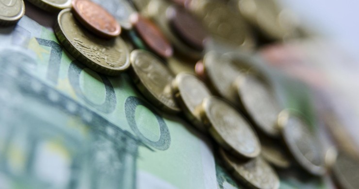 Archivo - Monedas y billetes.