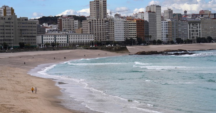 Archivo - Playas Orzán y Riazor, a 8 de abril de 2022, en A Coruña, Galicia (España). A Coruña es una ciudad para pasear y disfrutar, con playas en pleno centro y, presidido por la Torre de Hércules, un largo Paseo Marítimo que la rodea casi por completo.