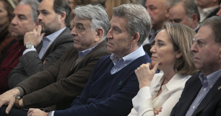 (I-2D) El vicesecretario de Coordinación Autonómica, Local y Análisis Electoral del PP y diputado nacional por Málaga, Elías Bendodo, el presidente del PP en Castilla-La Mancha, Paco Núñez, el presidente del PP vasco, Javier de Andrés, el presidente del P