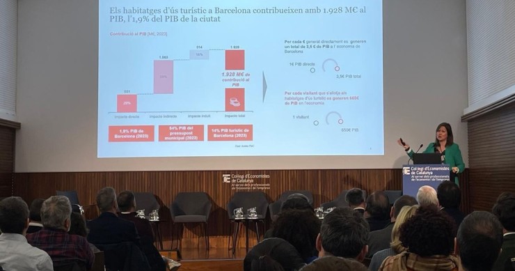La socia de PwC Strategic Economics Anna Merino presenta el informe elaborado por PwC sobre la contribución económica del sector: 'Impacto de la eliminación de las viviendas de uso turístico en Barcelona'