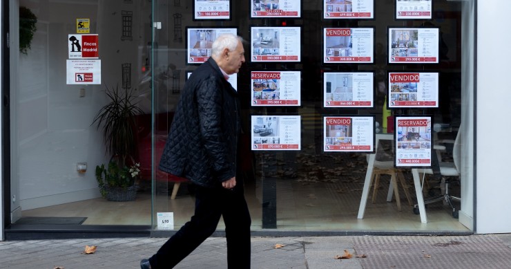 Anuncios en una inmobiliaria, a 9 de enero de 2024, en Madrid (España). 