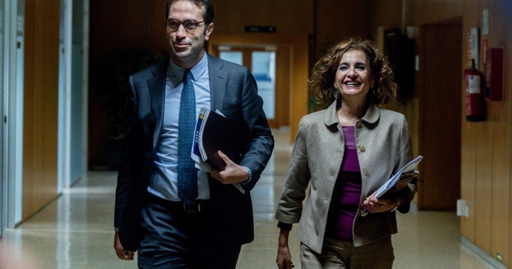 La vicepresidenta primera y ministra de Hacienda, María Jesús Montero, y el ministro de Economía, Comercio y Empresa, Carlos Cuerpo,.