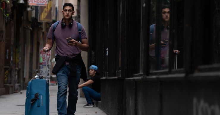 Archivo - Una persona camina con una maleta en el centro de Barcelona, a 17 de septiembre de 2024, en Barcelona, Catalunya (España)