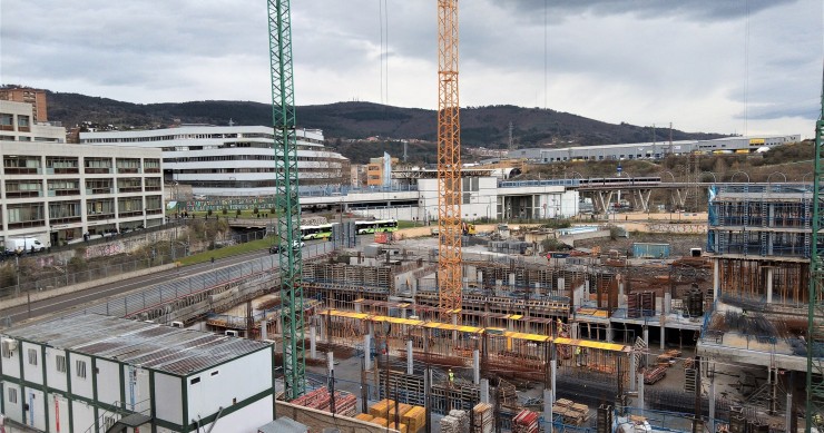 La patronal de construcción pide ampliar a 2 las horas extra al día, con 7.000 euros anuales más de sueldo Archivo - Edificio en construcción en Bilbao