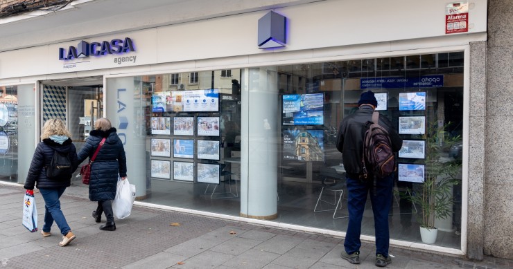 Anuncios en una inmobiliaria, a 9 de enero de 2024, en Madrid (España). 