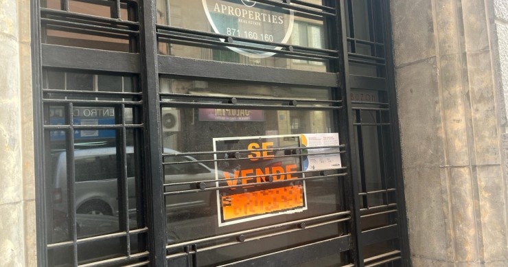 Archivo - Cartel de 'Se Vende' en la entrada de un bloque de pisos