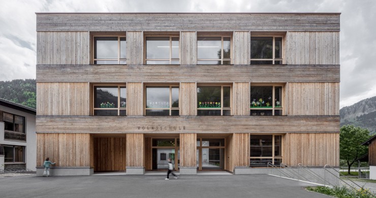 La escuela de primaria de Au, situada en Bregenzerwald, está diseñada por el estudio Bernardo Bader Architekten.