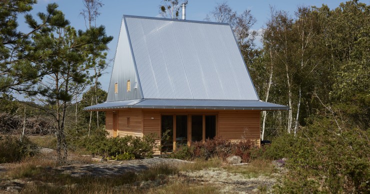 La Hee House es una cabaña diseñada por el Studio Ellsinger y ubicada cerca de la playa de Heestrand, en la costa oeste de Suecia.