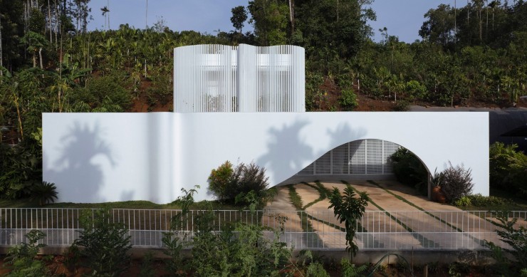 La casa Nyori, ubicada en el pintoresco pueblo de Wayanad, Kerala, y diseñada por el estudio 3dor Concepts.