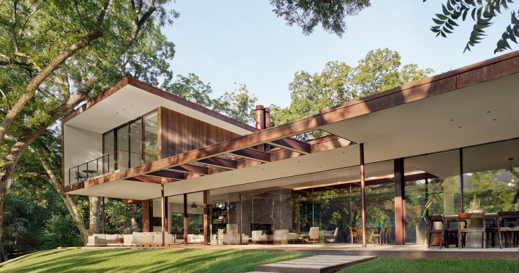 La residencia River Hills se sitúa en el oeste de Austin, Texas y fue diseñada por Miró Rivera Architects.