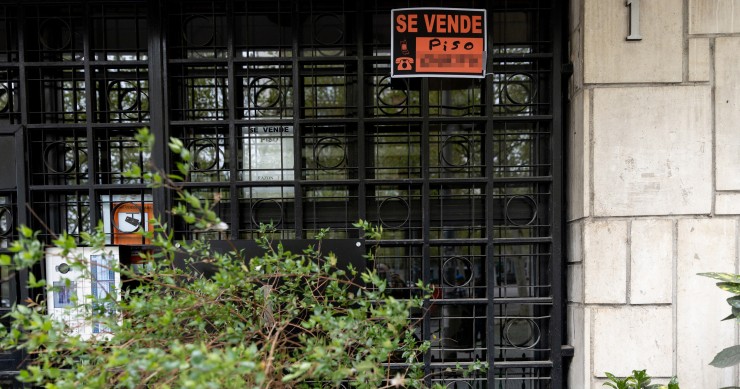 Archivo - Vista de un cartel de 'Se vende' en un portal de un edificio, a 8 de abril de 2024, en Madrid (España).
