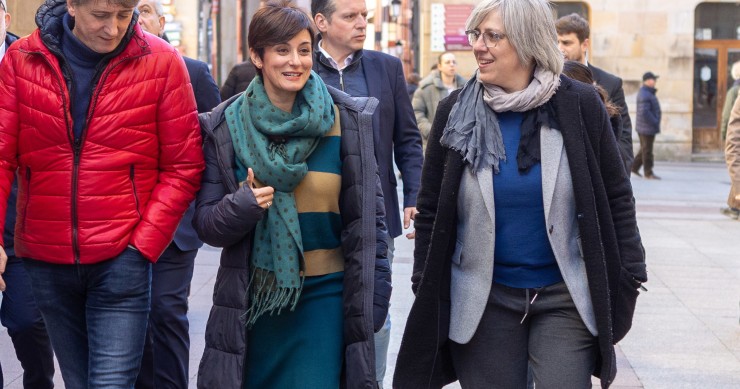La ministra de Vivienda y Agenda Urbana, Isabel Rodríguez (2i), y el alcalde de Soria, Carlos Martínez Mínguez (1i), durante una visita a los terrenos propiedad SEPES, en el Ayuntamiento de Soria.