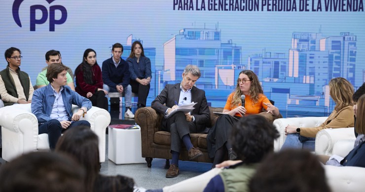 El presidente del Partido Popular, Alberto Núñez Feijóo (c), durante una reunión con representantes de asociaciones juveniles, en el Espacio Downtown, a 7 de febrero de 2025, en Madrid (España). Durante el encuentro el líder popular ha abordado el problem