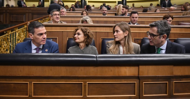 (I-D) El presidente del Gobierno, Pedro Sánchez; la vicepresidenta primera y ministra de Hacienda, María Jesús Montero; la vicepresidenta tercera y ministra para la Transición Ecológica, Sara Aagesen y el ministro para la Presidencia, Relaciones