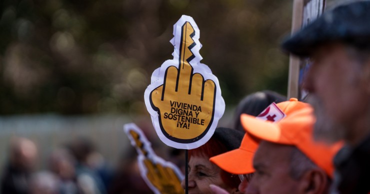 La vivienda se afianza como primer problema nacional, acercándose al récord de 2007, según el CIS Varias personas durante una manifestación por una vivienda digna, a 9 de febrero de 2025, en Madrid (España).