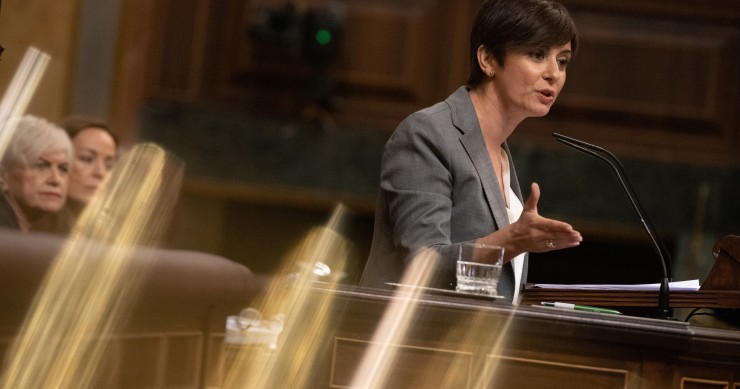 La ministra de Vivienda, Isabel Rodríguez, durante una sesión de control, Congreso de los Diputados, a 12 de febrero de 2025, en Madrid (España). 