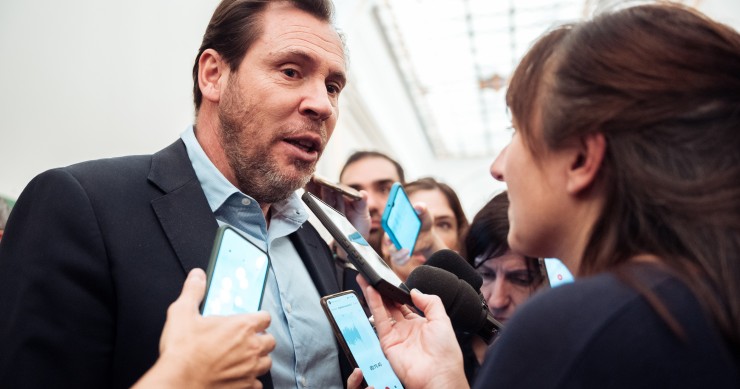 El ministro de Transporte y Movilidad Sostenible, Óscar Puente, ofrece declaraciones a los medios durante una sesión plenaria extraordinaria, en el Congreso de los Diputados, a 22 de enero de 2025, en Madrid (España). El Congreso celebra el primer pleno d