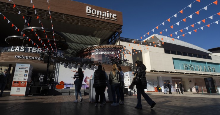 Clientes y visitantes durante la reapertura de gran parte de las tiendas del centro comercial de Bonaire, a 13 de febrero de 2025, en Aldaia, Valencia