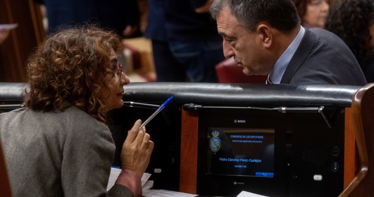 Archivo - La vicepresidenta primer y ministra de Hacienda, María Jesús Montero, y el portavoz del PNV en el Congreso, Aitor Esteban, conversan durante una sesión plenaria, en el Congreso de los Diputados, a 26 de noviembre de 2024, en Madrid (España).