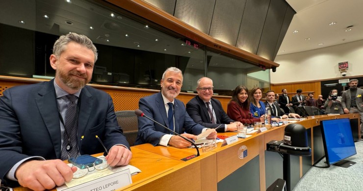 El alcalde de Barcelona, Jaume Collboni, junto a líderes de gobiernos locales de 11 ciudades europeas más