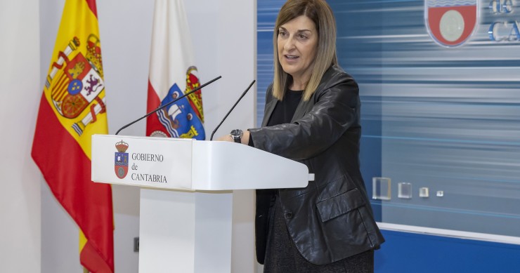 La presidenta de Cantabria, María José Sáenz de Buruaga, en rueda de prensa en el Gobierno