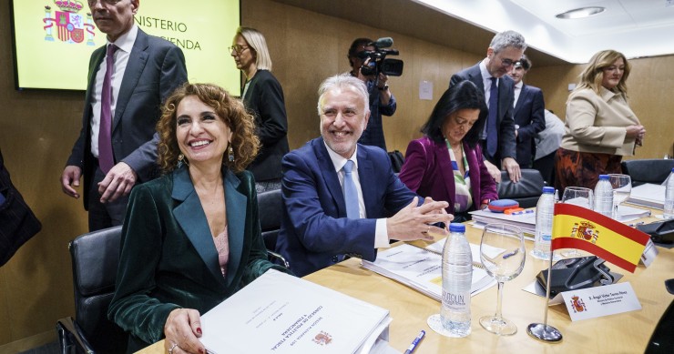 El CPFF aprueba la quita de deuda y Montero carga contra la "deslealtad inédita" de las CC.AA. del PP La vicepresidenta primera del Gobierno y ministra de Hacienda, María Jesús Montero, y el ministro de Política Territorial y Memoria Democrática, Ángel Víctor Torres, durante el Consejo de Política Fiscal y Financiera (CPFF), en la sede del Ministerio, a 2
