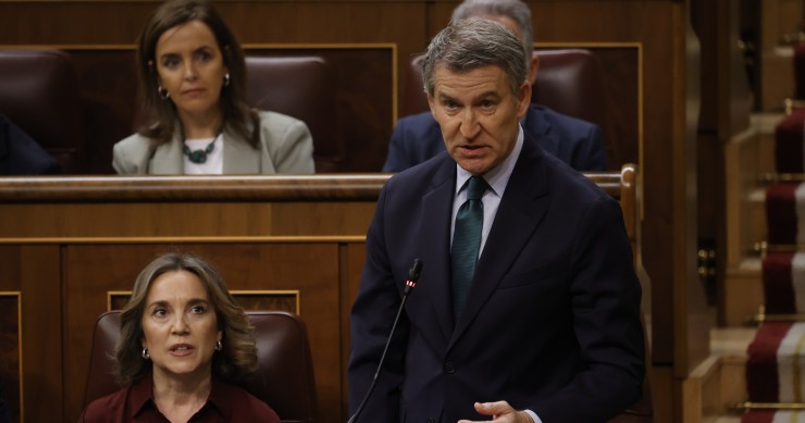 El PP lleva a votación al Congreso que el SMI no pague IRPF, buscando el apoyo de Sumar y aislar al PSOE La secretaria general del PP, Cuca Gamarra y el presidente del PP, Alberto Núñez Feijóo, durante una sesión de control al Gobierno en el Congreso de los Diputados, a 26 de febrero de 2025, en Madrid (España).