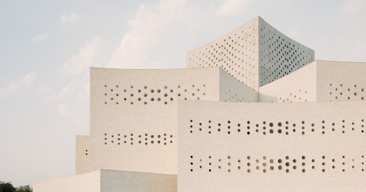 El complejo espiritual de Raj Sabhagruh, diseñado por el estudio Serie Architects, se ubica en lo alto de una colina en Dharampur, Gujarat (India).