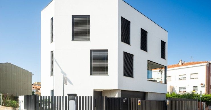 Azorín del Río Arquitectura and Llar Arquitectura designed this home in Pineda de Mar that fuses design, sustainability and technology.