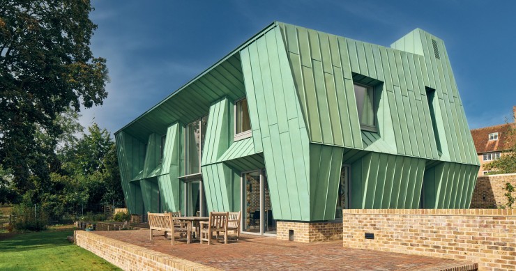 Diseñada por Adrian James Architects, la Cooper Bottom se sitúa en lo alto de Harcourt Hill, rodeada de praderas y con vistas panorámicas a Oxford.