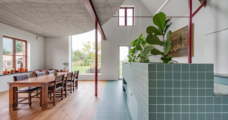 Ubicada en la campiña de Wichelen, Bélgica, la Lamat House ha sido transformada por el estudio Objekt Architecten.