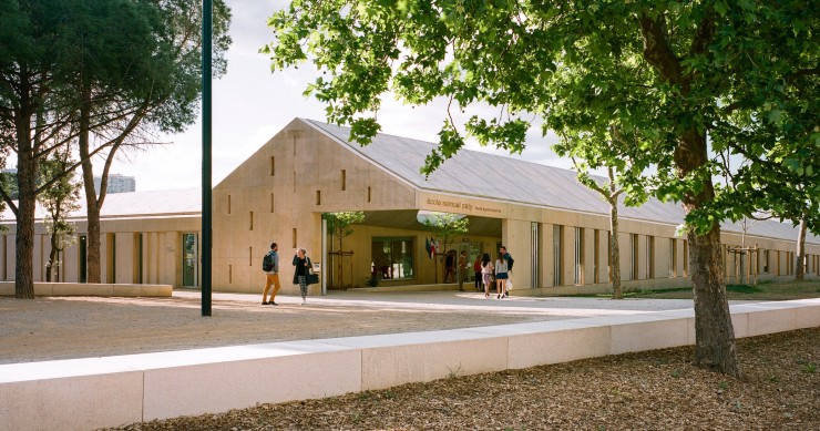 En el corazón de Béziers, Francia, se erige el colegio Samuel Paty diseñado por los estudios locales Ateliers O-S y NAS Architecture.