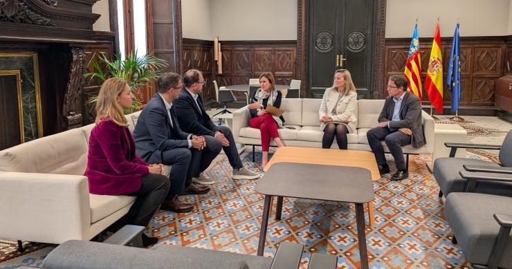 La alcaldesa de València, María José Catalá , se reúne con responsables de NxN Datacenters en el Ayuntamiento de València
