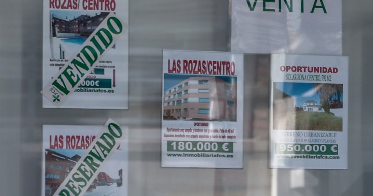 Archivo - Escaparate de anuncios de viviendas, a 4 de agosto de 2023, en Madrid (España). 