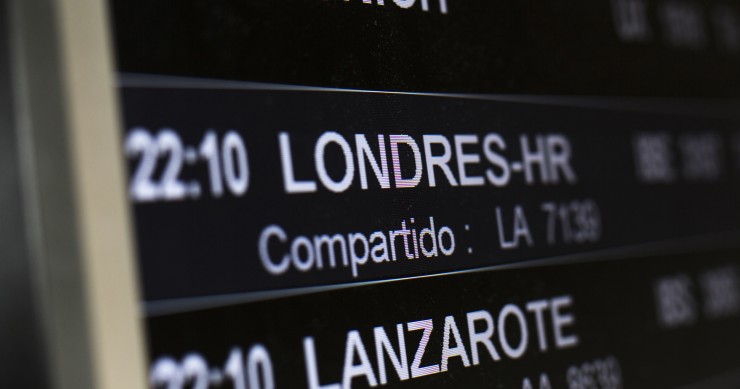 Archivo - Un panel que anuncia la llegada de un vuelo de Londres.