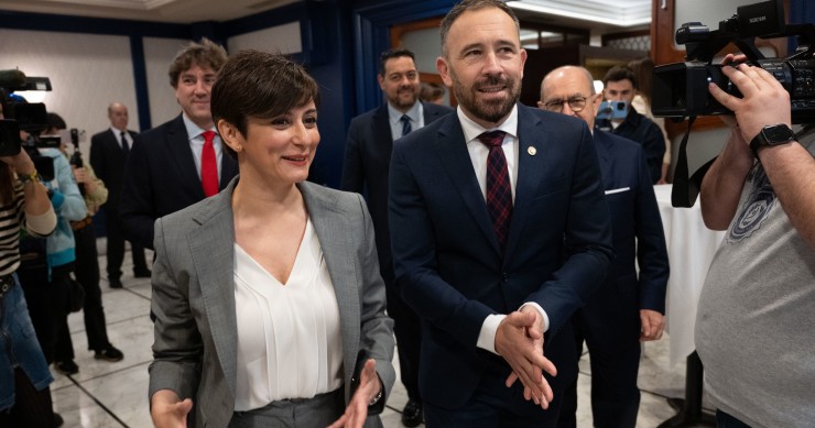 La ministra de Vivienda y Agenda Urbana, Isabel Rodríguez, y el consejero vasco de de Vivienda, Denis Itxaso