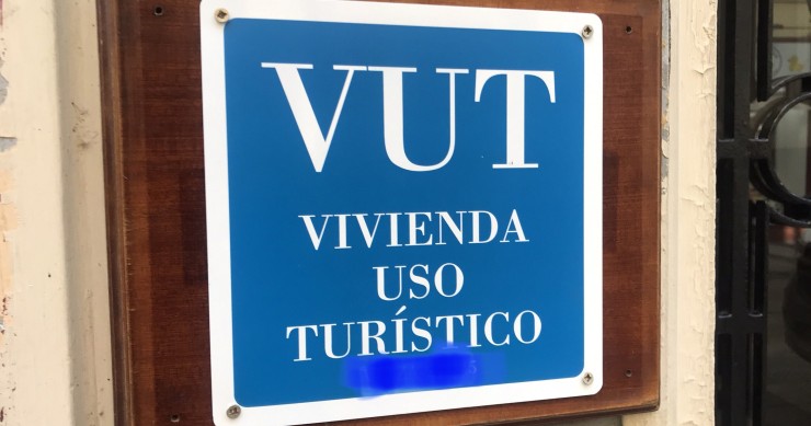 El TS dice que solo se pueden prohibir pisos turísticos si las comunidades de vecinos lo fijan expresamente Cartel de Vivienda de Uso Turístico (VUT)