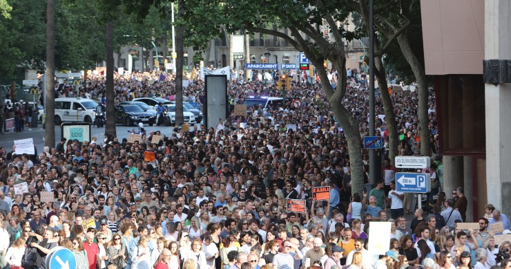 Archivo - Cientos de personas durante una manifestación contra la masificación turística y por la vivienda digna.
